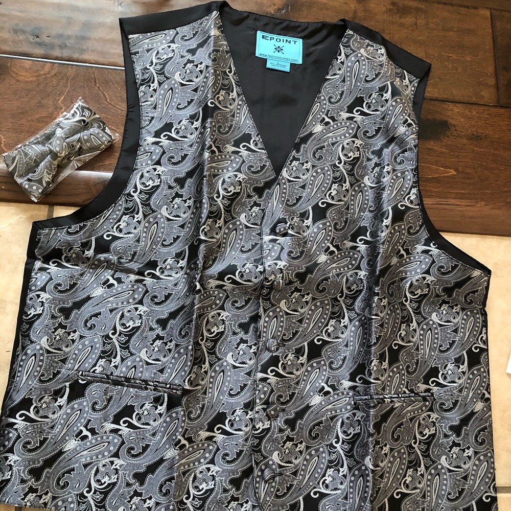 Formal wear vest and bow tie set